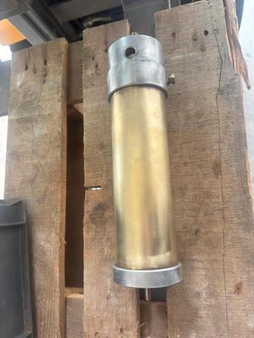 Pneumatische cilinders en koppelingen beschikbaar voor biedingen