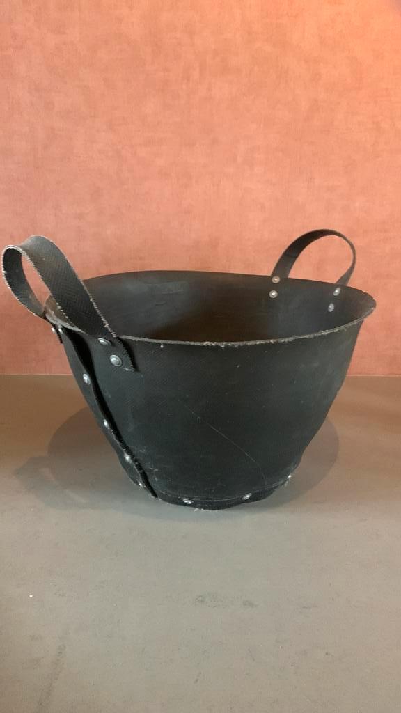 Rubberen mand (voor hout bijv.), Huis en Inrichting, Woonaccessoires | Schalen en Manden, Zo goed als nieuw, Rond, Overige materialen