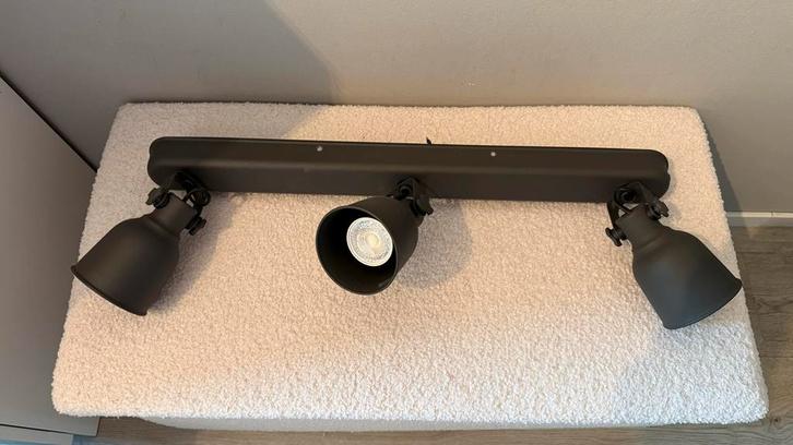 Ikea Hektar zwarte spot met 3 lampen, Huis en Inrichting, Lampen | Spots, Zo goed als nieuw, Plafondspot of Wandspot, Metaal of Aluminium