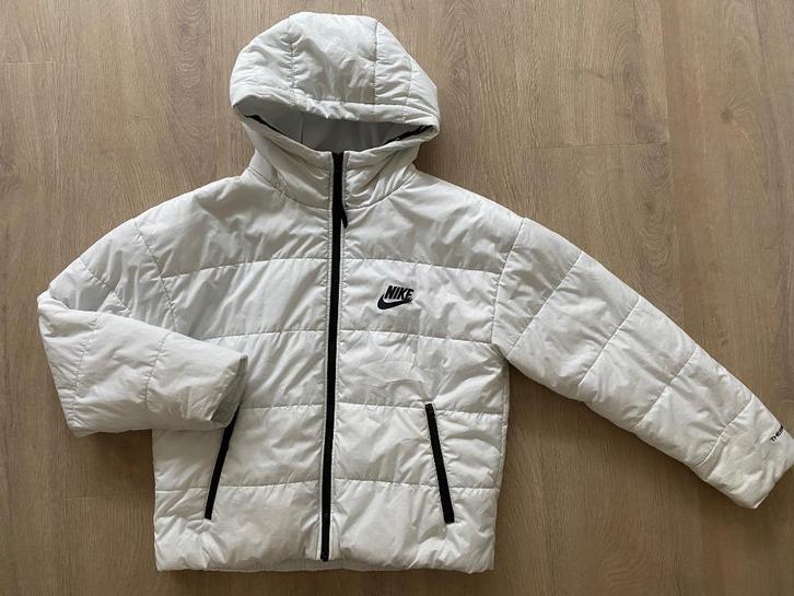 Nike Therma Fit Winterjas | wit | capuchon| maat M, Kleding | Dames, Jassen | Winter, Zo goed als nieuw, Maat 38/40 (M), Wit, Ophalen of Verzenden