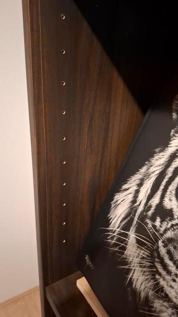 Gezocht Billy boekenkast Donkerbruin Eikenpatroon. - afbeelding 2