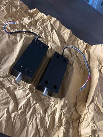 2 nieuwe elektromagnetische grendels / Deurslotbouten beschikbaar voor biedingen