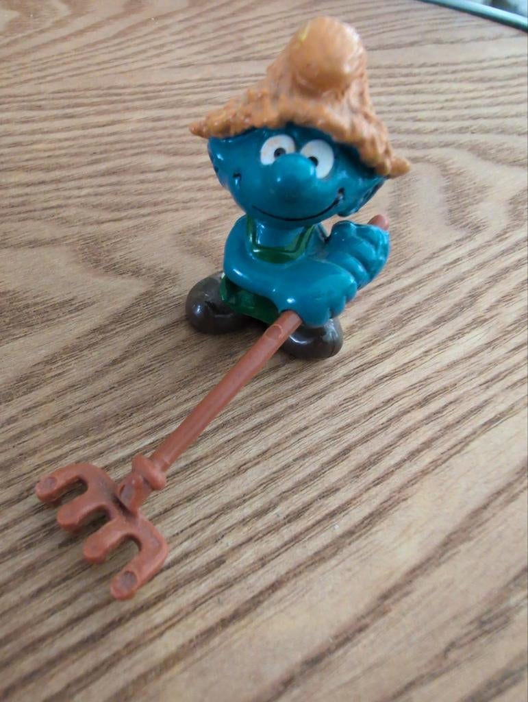 Vintage Boerensmurf met hark - Schleigh, Verzamelen, Smurfen, Ophalen of Verzenden, Zo goed als nieuw, Boerensmurf, Poppetje, Figuurtje of Knuffel