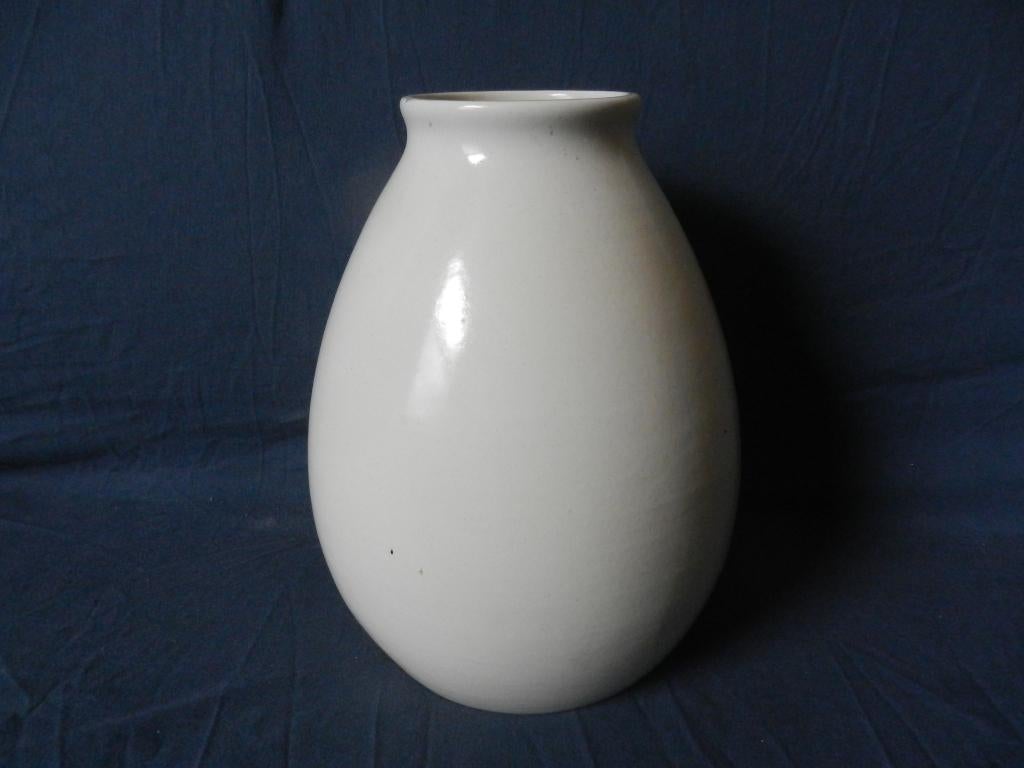 Grote geheel witte vaas St. Lukas Maarssen model 31 h 27 cm, Antiek en Kunst, Antiek | Keramiek en Aardewerk, Ophalen of Verzenden