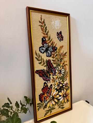 Vintage borduurwerk met bloemen en vlinders beschikbaar voor biedingen