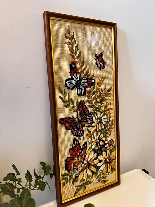 Vintage borduurwerk met bloemen en vlinders, Huis en Inrichting, Woonaccessoires | Wanddecoraties, Ophalen of Verzenden