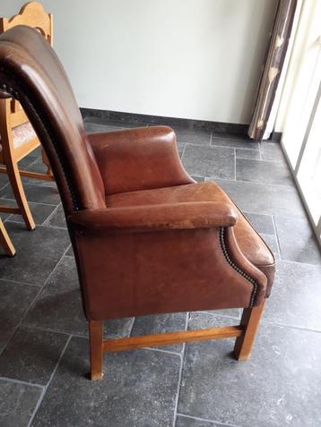 Leren fauteuil bruin-cognac met houten onderstel beschikbaar voor biedingen