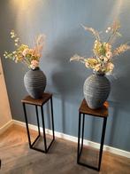Decoratieve vazen op stand, Huis en Inrichting, Woonaccessoires | Vazen, Ophalen, Zwart, Aardewerk of Porselein, Zo goed als nieuw