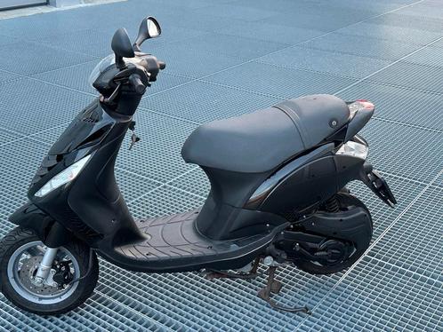 Piaggio Zip C25 bouwjaar 2009 zeer mooie met 10K gelopen, Fietsen en Brommers, Scooters | Piaggio, Zo goed als nieuw, Zip, Maximaal 45 km/u