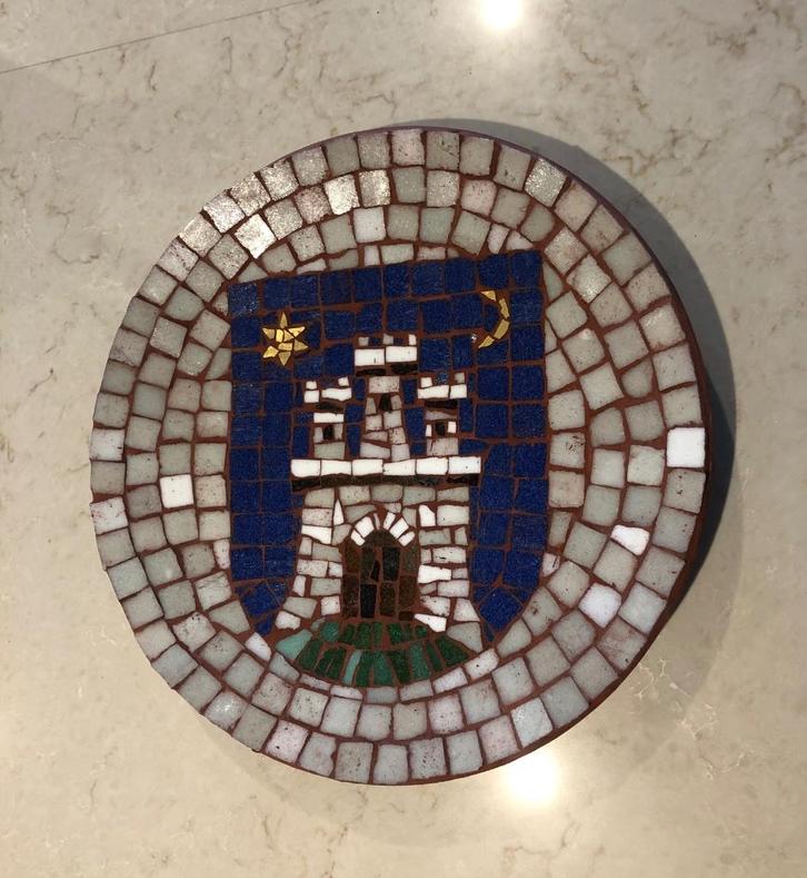 Wandbord in mozaïek met geglazuurde en vergulde stukjes, Antiek en Kunst, Antiek | Wandborden en Tegels, Ophalen of Verzenden
