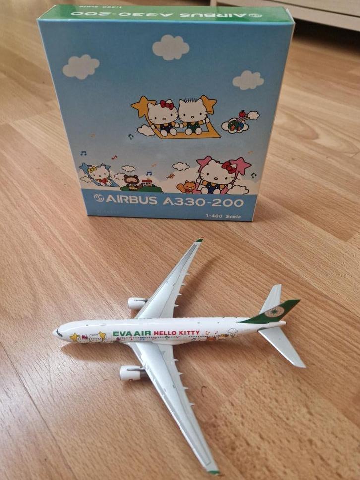 Phoenix 1:400 Eva Air A330-200 Hello Kitty Happy Music Time, Verzamelen, Luchtvaart en Vliegtuigspotten, Zo goed als nieuw, Schaalmodel