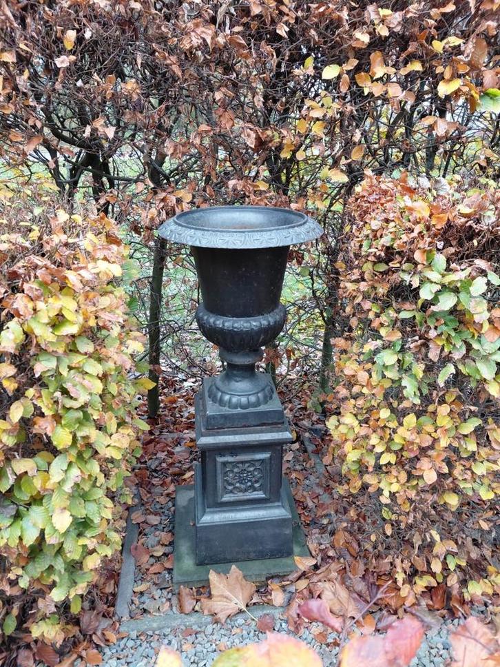 Twee gietijzeren tuinvazen op sokkel, Tuin en Terras, Tuinvazen, Gebruikt, Ophalen