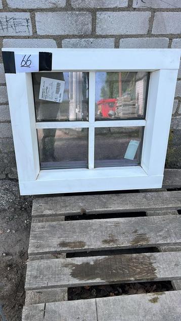 (66) Nieuw kunststof vast raamkozijn incl glas met roedes beschikbaar voor biedingen