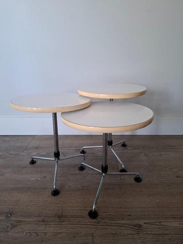 Vintage bijzettafeltjes Brabantia beschikbaar voor biedingen