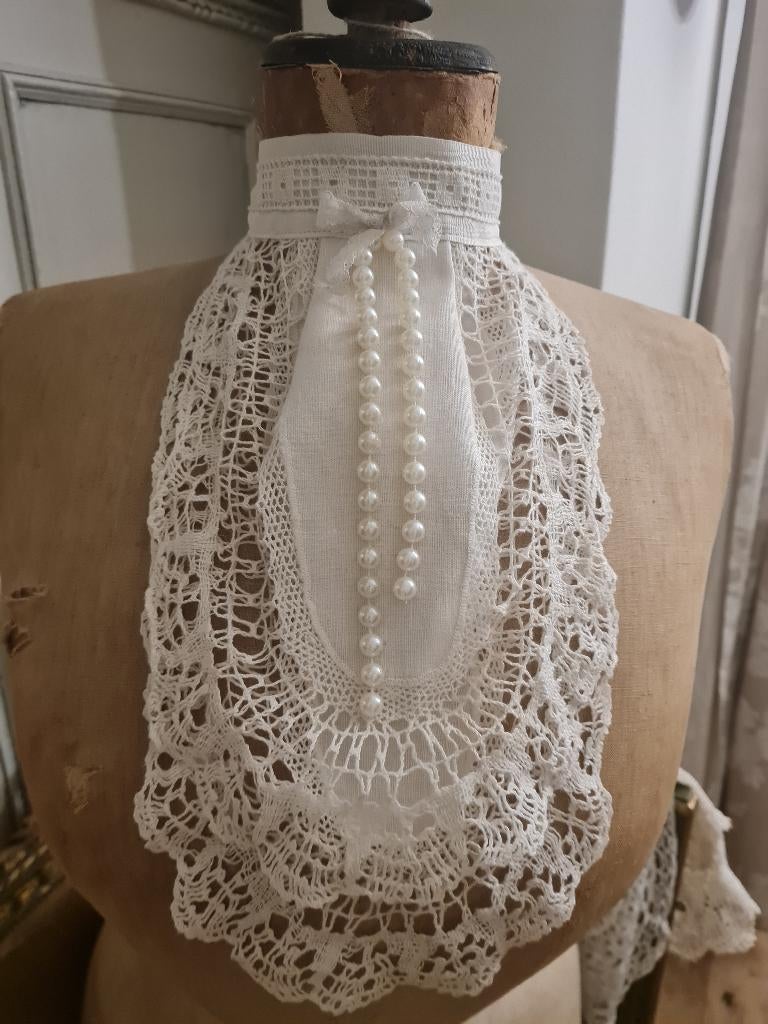 Vintage jabot met kunstparels