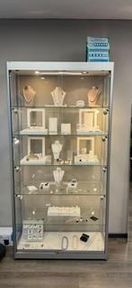 Twee vitrines, Ophalen, 100 tot 150 cm, 150 tot 200 cm, 25 tot 50 cm