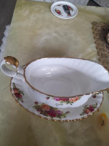 Royal Albert Old Country Roses juskom/ sauskom beschikbaar voor biedingen