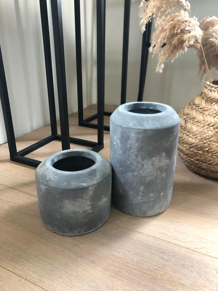 Betonnen potten, Huis en Inrichting, Woonaccessoires | Vazen, Nieuw, Overige kleuren, Minder dan 50 cm, Ophalen of Verzenden