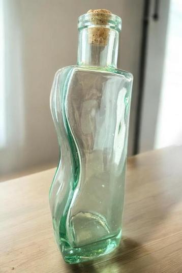 Vintage gebogen glazen fles. beschikbaar voor biedingen