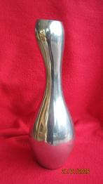 Aluminium design vaas., Huis en Inrichting, Woonaccessoires | Vazen, Overige materialen, Gebruikt, Overige kleuren, Ophalen of Verzenden