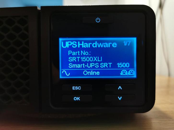 APC Smart-UPS SRT1500RMXLI - 1500 W/1500 VA - accu als nieuw, Computers en Software, Noodvoedingen (UPS), Zo goed als nieuw, Ophalen