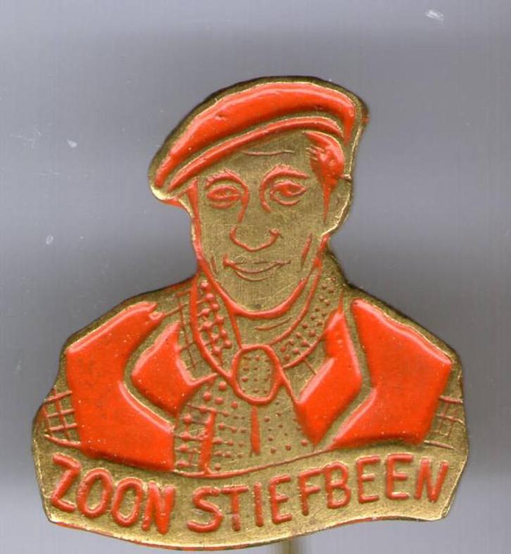 Zoon Stiefbeen oranje op koper tv serie speldje ( S_211a ), Verzamelen, Speldjes, Pins en Buttons, Zo goed als nieuw, Speldje of Pin