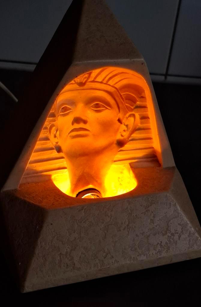 Tafellamp. Toetanchamon/Piramide. 1993. 22cm. *Zie tekst., Huis en Inrichting, Lampen | Tafellampen, Zo goed als nieuw, Minder dan 50 cm