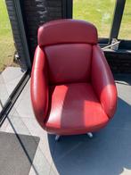 Te koop eigentijdse  bordeauxrode lederen draaifauteuil, Huis en Inrichting, Fauteuils, Ophalen, Zo goed als nieuw, 50 tot 75 cm