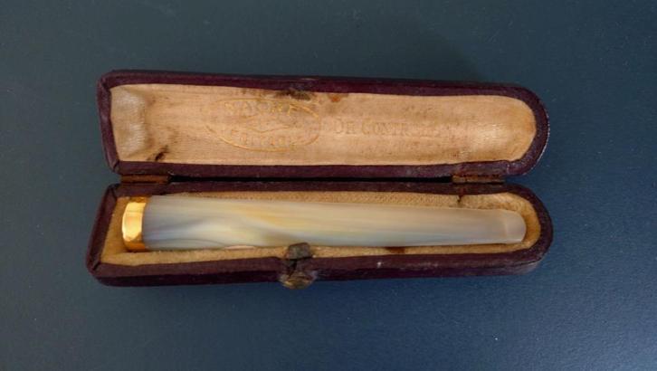 Sigarettenpijpje parelmoer met goud (14 kr) in doosje, Antiek en Kunst, Antiek | Goud en Zilver, Goud, Ophalen of Verzenden