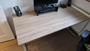 Verstelbaar bureau beschikbaar voor biedingen
