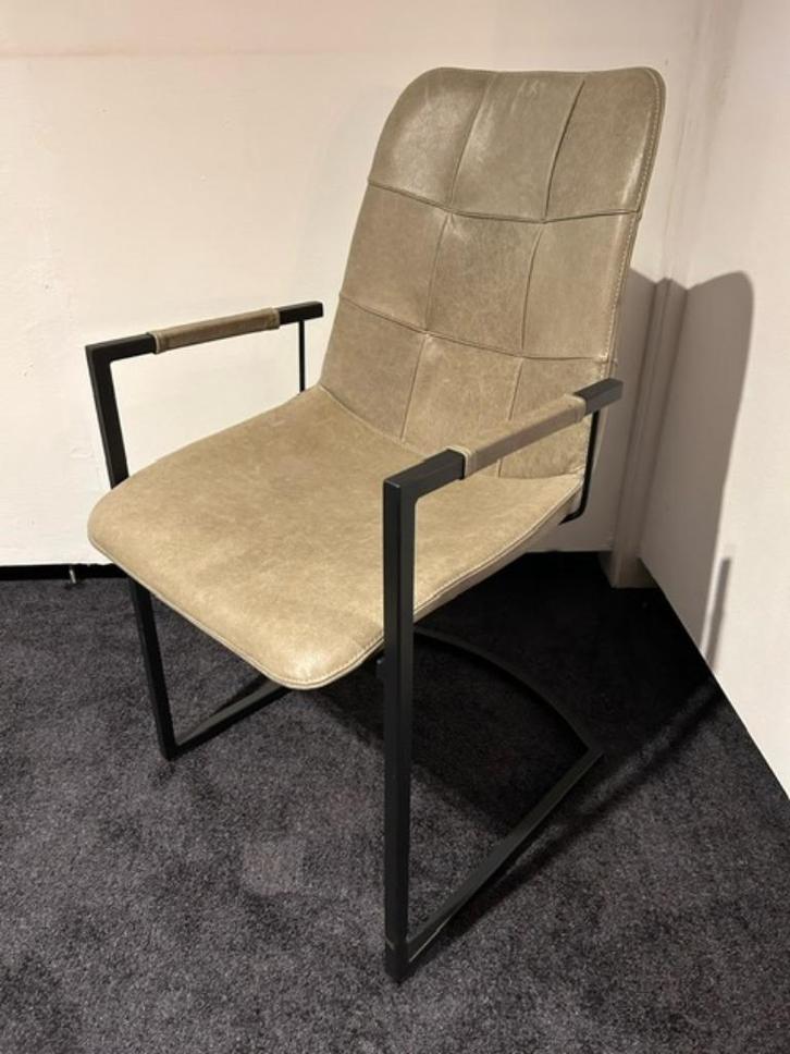 armstoel leder, Huis en Inrichting, Stoelen, Zo goed als nieuw, Vier, Leer, Metaal, Overige kleuren, Ophalen