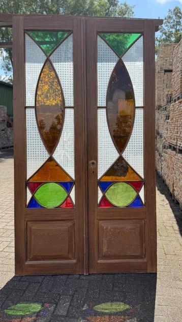 Prachtige set openslaande deuren met gekleurd glas 244x135cm beschikbaar voor biedingen