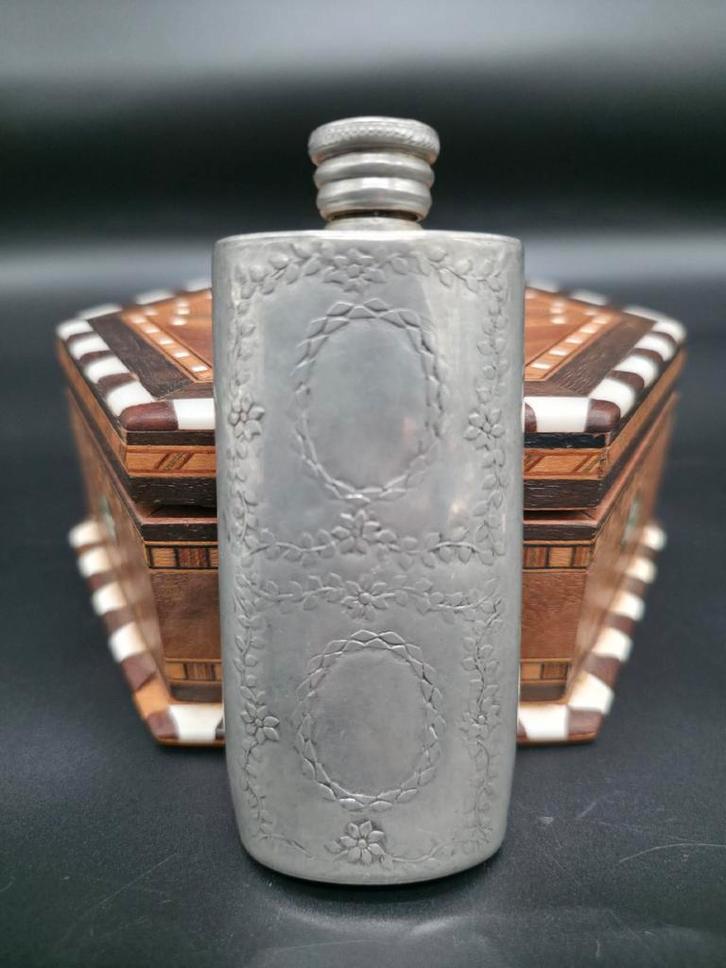 Vintage Heupflesje met Gravures, Antiek en Kunst, Antiek | Tin, Ophalen of Verzenden