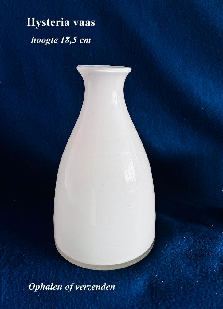 Hysteria Vaas 18,5 h Gemerkt wit melkglas, Antiek en Kunst, Antiek | Glas en Kristal, Ophalen