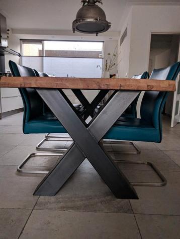 Eikenhouten eettafel beschikbaar voor biedingen
