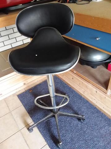 Verstelbare kruk geschikt voor schuur oid. Met gasveer beschikbaar voor biedingen