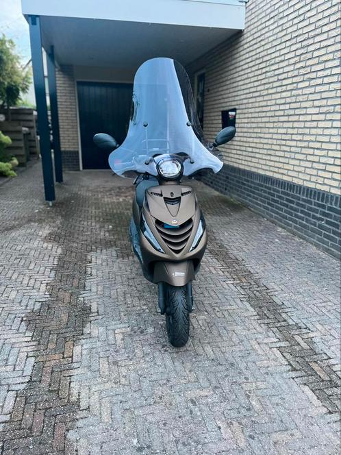 Te koop: nette Piaggo Zip 4-takt scooter, Fietsen en Brommers, Scooters | Piaggio, Gebruikt, Zip, Maximaal 45 km/u, Ophalen