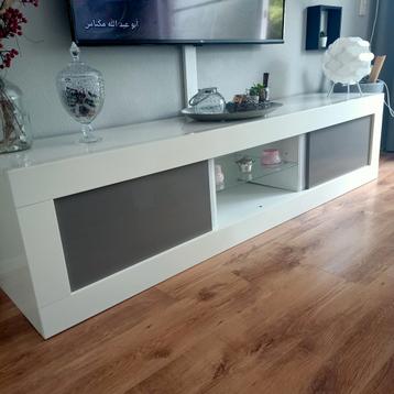 Tv meubel en salon tafel te koop beschikbaar voor biedingen