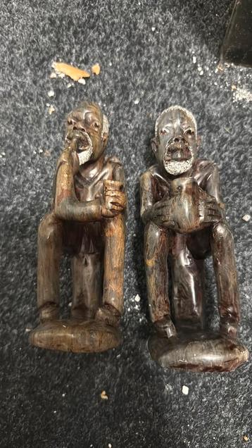 2 stenen afrikaanse mannen beschikbaar voor biedingen