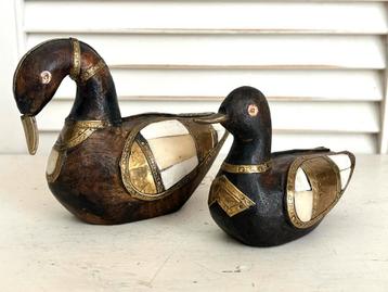 Twee vintage handgemaakte eenden parelmoer en koper beschikbaar voor biedingen