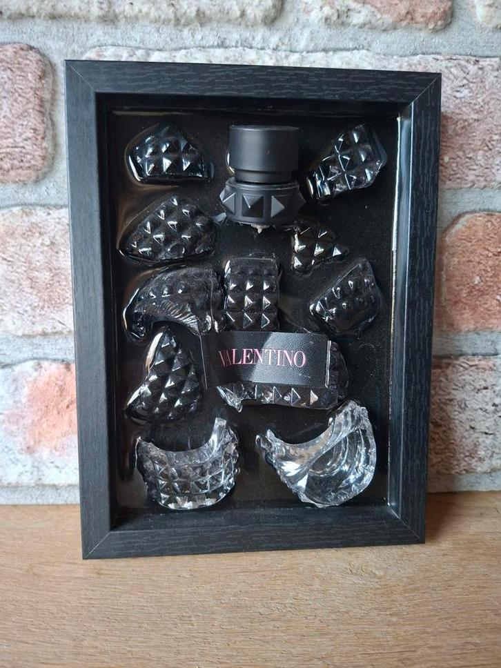 Valentino flesje verwerkt in een lijst met Epoxy, Huis en Inrichting, Woonaccessoires | Wanddecoraties, Zo goed als nieuw, Ophalen of Verzenden