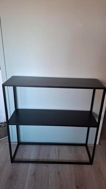 Zwart stalen sidetable beschikbaar voor biedingen