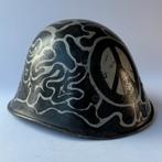 Nederlandse M34 helm Vietnam protesten, Verzamelen, Militaria | Tweede Wereldoorlog, Ophalen of Verzenden, Nederland, Helm of Baret