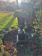 Klassieke gietijzeren tuinvaas op sokkel, Ophalen, Gebruikt