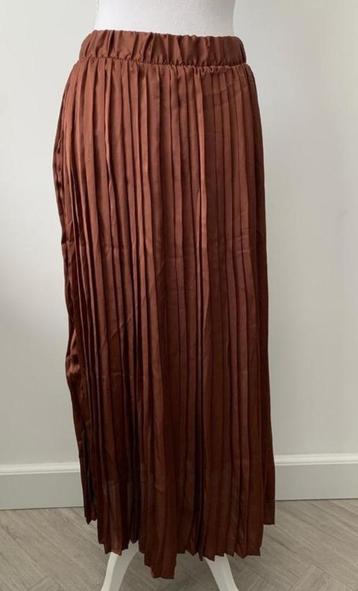 Bruine satijnen Plissé Rok maat S, NIEUW! CADEAUTIP! beschikbaar voor biedingen
