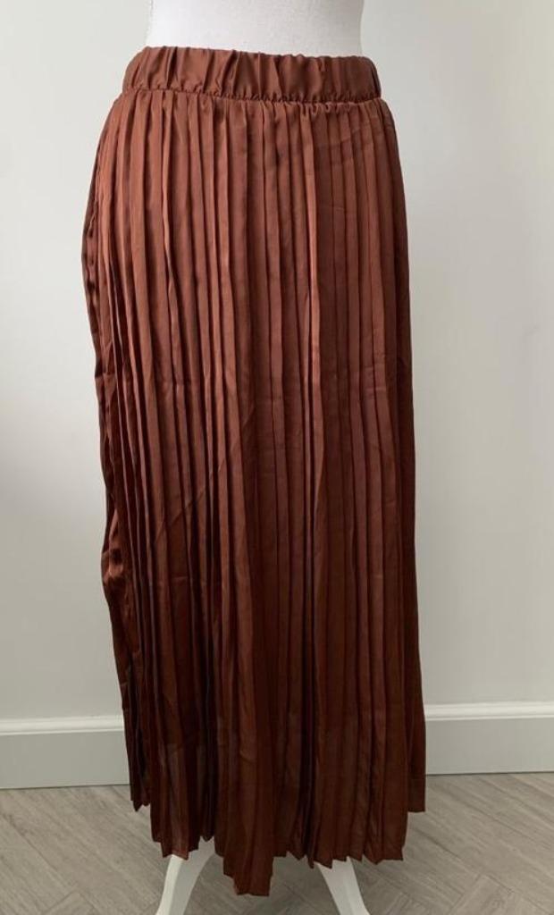 Bruine satijnen Plissé Rok maat S, NIEUW! CADEAUTIP!, Kleding | Dames, Rokken, Nieuw, Maat 36 (S), Bruin, Onder de knie, Verzenden