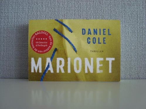 Dwarsligger: Marionet - Daniel Cole (555), Boeken, Thrillers, Gelezen, Ophalen of Verzenden