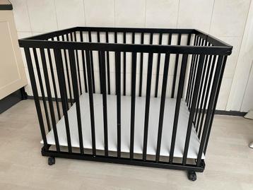Puck Verrijdbare Box Zwart + Meyco Kleed + Matras + 2x Hoes beschikbaar voor biedingen
