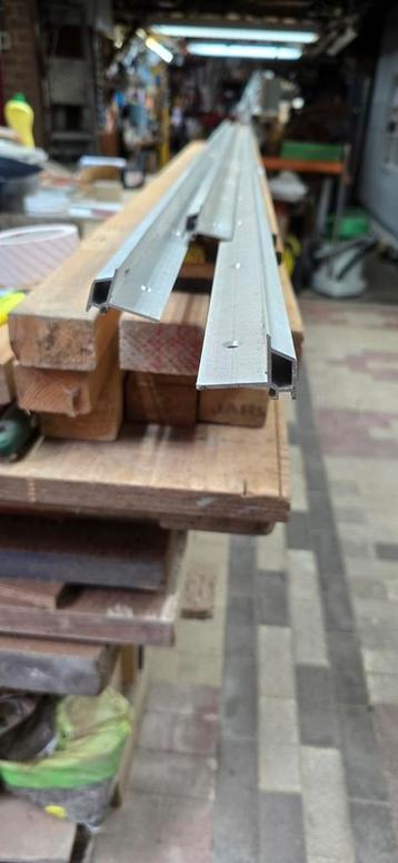 Stoeltjesprofielen en glaslatten merantie beschikbaar voor biedingen