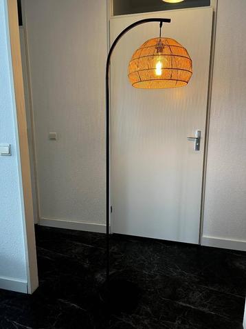Modern Standing Lamp – 178 cm Tall beschikbaar voor biedingen
